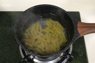 放入意面，加几滴橄榄油，放少许盐煮8分钟至熟。