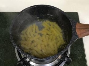 放入意面，加几滴橄榄油，放少许盐煮8分钟至熟。