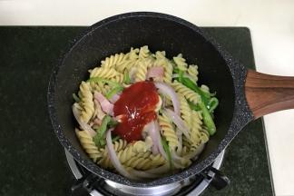 加入青椒丝和洋葱丝翻炒，加番茄酱，翻炒均匀。