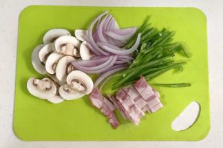 把口蘑、洋葱和青椒冲洗干净，口蘑和培根切片，洋葱和青椒切丝。