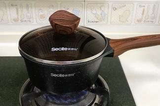 往新思特奶锅倒入适量的清水煮沸。