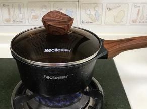 往新思特奶锅倒入适量的清水煮沸。