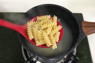 意面煮熟后捞出备用。