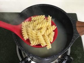 意面煮熟后捞出备用。
