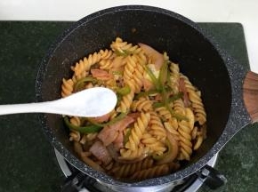 加少许盐调味即可出锅。