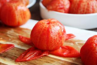 将每个番茄的皮轻轻撕下来。