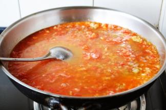 放入番茄碎，翻炒均匀。