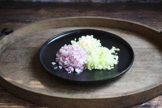 洋葱切成洋葱碎，蒜切成蒜末，葱切成葱花。
