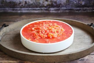 将番茄切成碎粒。
用刀切碎或者借助果蔬料理机搅碎都可以。
番茄果粒的大小了可随个人喜好。