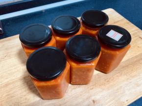 将熬制好的番茄酱盛入小瓶子里，盖上瓶子盖儿，对好口，轻轻拧上。
我用的是280ml的瓶子，一共做了6瓶。