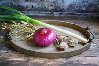 辅助食材：大葱、洋葱、蒜。
辅助食材的量见食材表。
辅助食材的量可依据个人口味增减。
辅助食材的品种可依照个人喜好增减，不一定局限于图中食材。