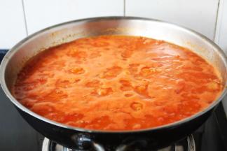 中或小火熬制。
熬制期间盖锅盖儿或者不盖锅盖儿可随意。
熬制时要随时调整火力的大小，要勤翻炒番茄酱，尽量将熬制的番茄酱控制在起小泡泡的状态，避免番茄酱外溅，避免糊锅。