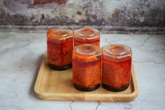 趁番茄酱温热时将番茄酱瓶子倒扣过来，静置1个小时即可。
做好的番茄酱罐头在常温避光条件下保存即可，保质期有多长时间我不太清楚，随后我将自己总结的经验更新告诉大家。
番茄酱罐头打开盖儿后一次性食用不完请放入冰箱冷藏，请尽快食用。
发现番茄酱罐头起毛就不要食用了。