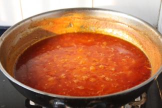 自制番茄酱熬制好了，一定趁热装瓶子哦！
