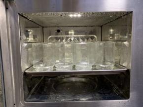 熬制番茄酱时将瓶子放入蒸箱里蒸20分钟。然后放入瓶子的盖儿，再蒸5分钟，
瓶子盖儿也要加热一下，加热的时间不宜过长。