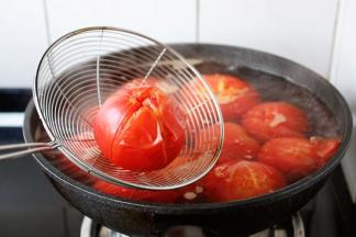 将番茄焯烫一下，然后过凉水，沥一下水分。