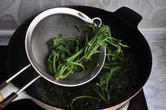 先说一下香椿的储存方法。时令的香椿我们可以买回一些来，经过清洗后，放入沸水锅中，下锅几秒，变色变微软即刻捞出，过一下凉，沥净水份后分装在保鲜袋中，随时随取，就能一年四季尽享美味了。