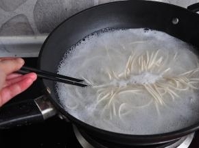 锅中水烧沸，将活性发酵空心挂面放入煮制。这个面条较粗，但因为它是空心的，所以您不必担心会费火久煮不透。一般情况我们只需煮四五分钟即可。关火后可以略焖，不必担心它会粘，会混汤，会变成一坨。捞出后保证还能根根清爽的。这个面经过发酵，所以特别好消化，特适合消化能力差的老人和孩童食用。吃起来也是相当爽滑筋道，口感不错。