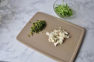 将香椿切成细末，蒜拍碎剁成碎末。蒜建议大家可以多放一点，味道更好。黄瓜也切成丝备用。不喜欢黄瓜的朋友，也可以换成自已喜欢的其它蔬菜。