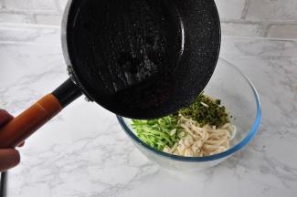 煮面条时，另一个灶头也别闲着，在锅中放少许油和放入花椒，慢火炸香后关火。捞出花椒，再倒入酱油、醋熬开即可关火。您还可以放点鸡精、糖调味，这样更鲜香，我没有放。介意鸡精和血糖高的朋友，都不建议放哦！待面条煮好后，捞出面条过凉沥水，然后与黄瓜、剁好的香棒、蒜末一起放在盘中，将煮好的调味汁倒入。