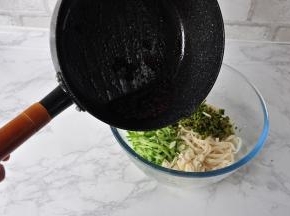 煮面条时，另一个灶头也别闲着，在锅中放少许油和放入花椒，慢火炸香后关火。捞出花椒，再倒入酱油、醋熬开即可关火。您还可以放点鸡精、糖调味，这样更鲜香，我没有放。介意鸡精和血糖高的朋友，都不建议放哦！待面条煮好后，捞出面条过凉沥水，然后与黄瓜、剁好的香棒、蒜末一起放在盘中，将煮好的调味汁倒入。