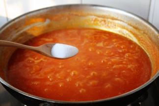 熬制90分钟后，如图，熬制至番茄酱浓稠，返出红油，放入1勺的盐，炒均，此时可出锅装瓶子，也可以再熬制一段时间，令番茄酱再浓稠些。番茄酱的浓稠程度可随个人喜好而定。
我这锅番茄酱熬制了120分钟。熬制的时间仅供参考，番茄的量不同，熬制的时间也有所不同。
盐的放入只是微微调个味儿而已，不必放的太多，在二次加工时再放盐调味。