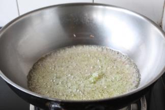 锅烧热，放入约100ml的食用油，当油温3成热时放入葱花、蒜末、洋葱碎，炒出香味。