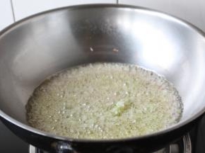 锅烧热，放入约100ml的食用油，当油温3成热时放入葱花、蒜末、洋葱碎，炒出香味。
