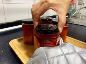 蒸好后戴上棉手套，将瓶子盖儿拧紧。