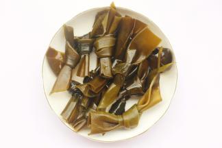 海带温水泡发洗净。