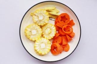 胡萝卜去皮切成喜欢的形状，玉米切断，姜去皮切片。