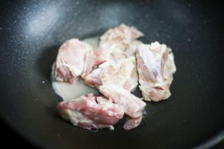 筒骨洗净切块，放入锅中。