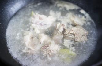 适量料酒，加冷水焯去血水。