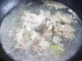 适量料酒，加冷水焯去血水。