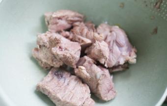 捞出净水洗净沥干备用。