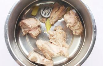 锅中依次放入筒骨。