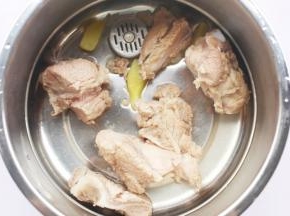 锅中依次放入筒骨。