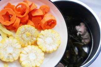 玉米胡萝卜和姜片。