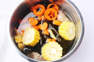 加入没过食材的水，开启煲汤模式。