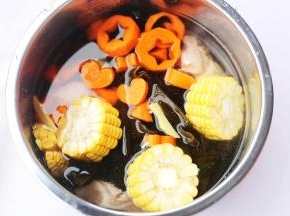 加入没过食材的水，开启煲汤模式。