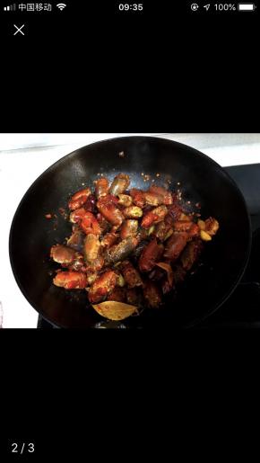 锅内加油烧热，加入花椒香叶葱姜蒜灯笼椒干辣椒爆香，然后加入一大汤勺俾县豆瓣酱炒出红油，加入洋葱翻拌均匀，然后加入洗好的小龙虾翻炒至小龙虾变红，加入啤酒沫过小龙虾