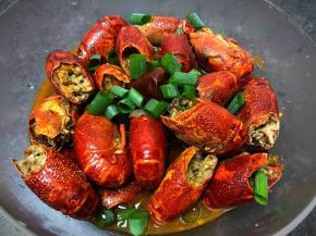 然后加入适量盐和鸡精，一勺白糖，一点生抽一点蚝油调味，可以等水开了尝一下汤的咸度在适量添加盐，煮十分钟左右收汁就可以盛盘撒上香菜享用了。