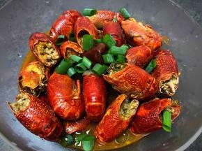 然后加入适量盐和鸡精，一勺白糖，一点生抽一点蚝油调味，可以等水开了尝一下汤的咸度在适量添加盐，煮十分钟左右收汁就可以盛盘撒上香菜享用了。