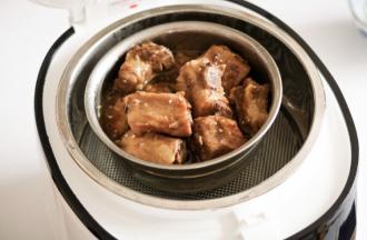 选择蒸煮功能设置60分钟，提示音后完成，取出排骨，撒适量白芝麻。