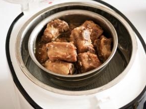 选择蒸煮功能设置60分钟，提示音后完成，取出排骨，撒适量白芝麻。