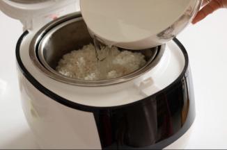 将米清洗干净，倒入甄网，加水至2的位置。