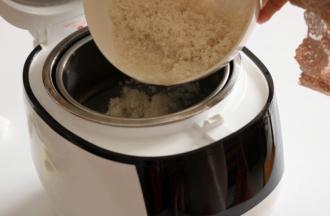 内胆锅放入锅身里，放入甄子和滤网