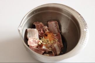 调料汁：蒜泥、料酒、生抽、老抽、蚝油、蜂蜜、奥尔良鸡粉、料酒、盐混合成均匀。