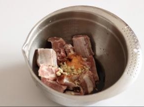 调料汁：蒜泥、料酒、生抽、老抽、蚝油、蜂蜜、奥尔良鸡粉、料酒、盐混合成均匀。