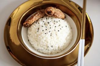 米饭撒上少量黑芝麻就排骨用餐吧！